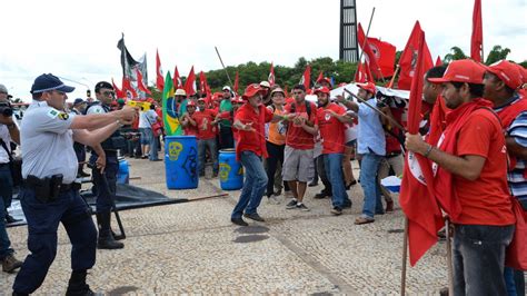 Il Movimiento Sem Terra e l'impatto della lotta per la terra sulle politiche agricole brasiliane del XXI secolo.